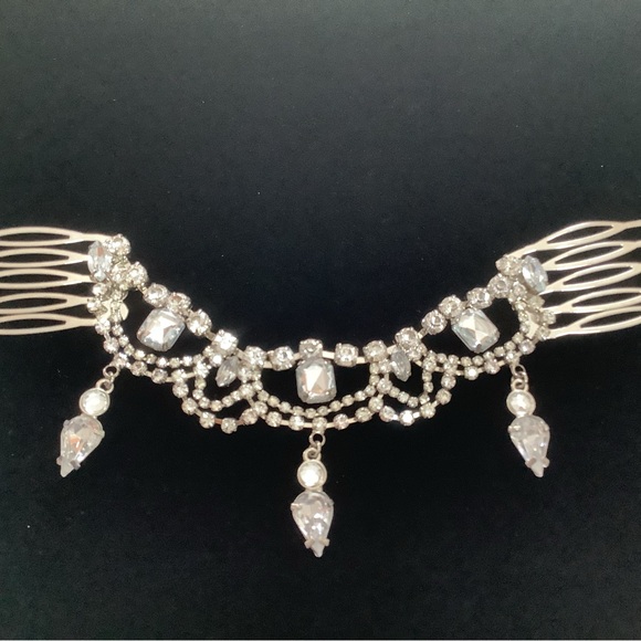 Elegant Silver Hair Comb with Crystal Accents - Picture 5 of 7